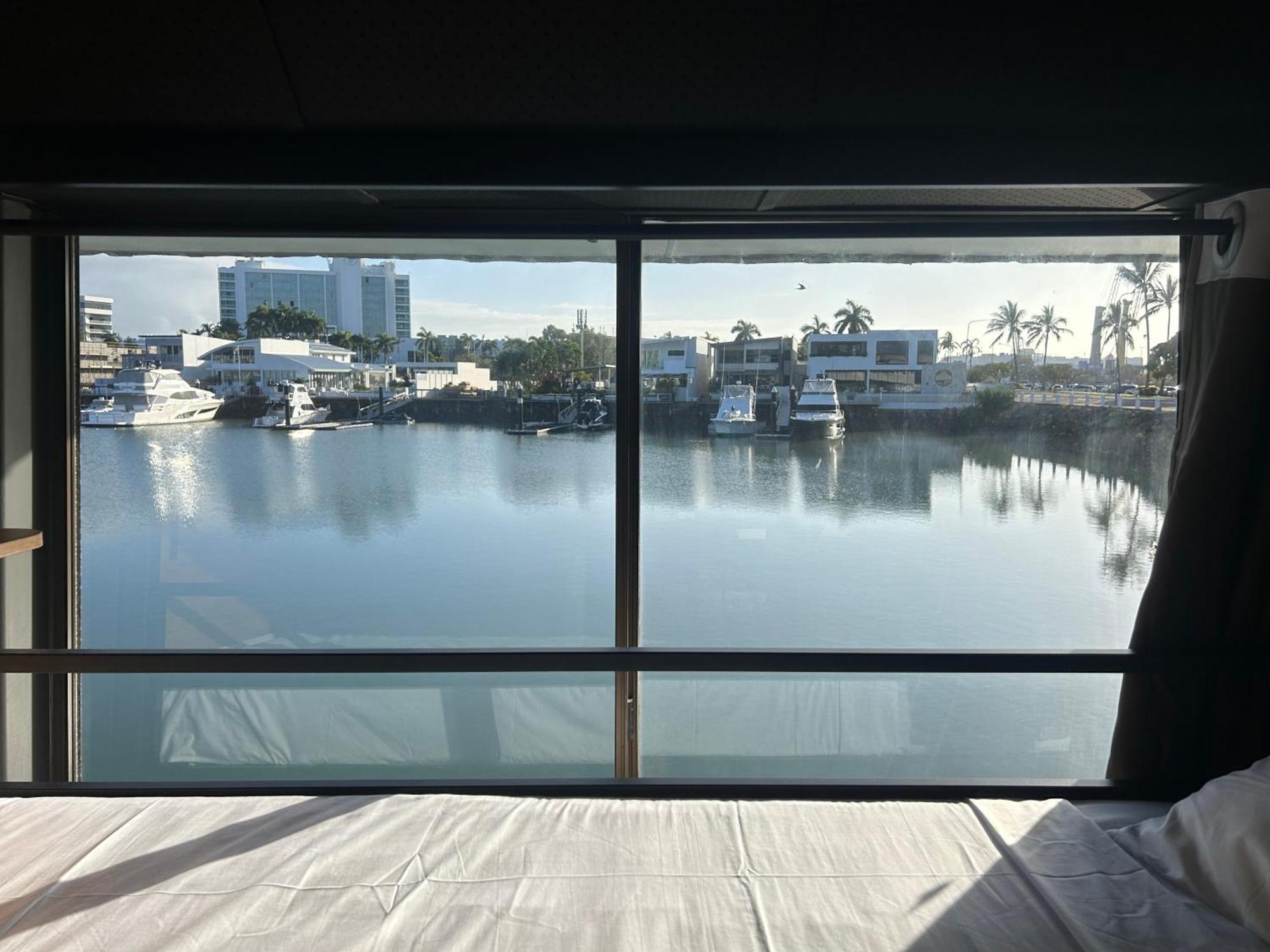 The Pier Pods On The Water- 50M From Townsville Bus Terminal And Ferry Terminal- Passport Id Requried ภายนอก รูปภาพ