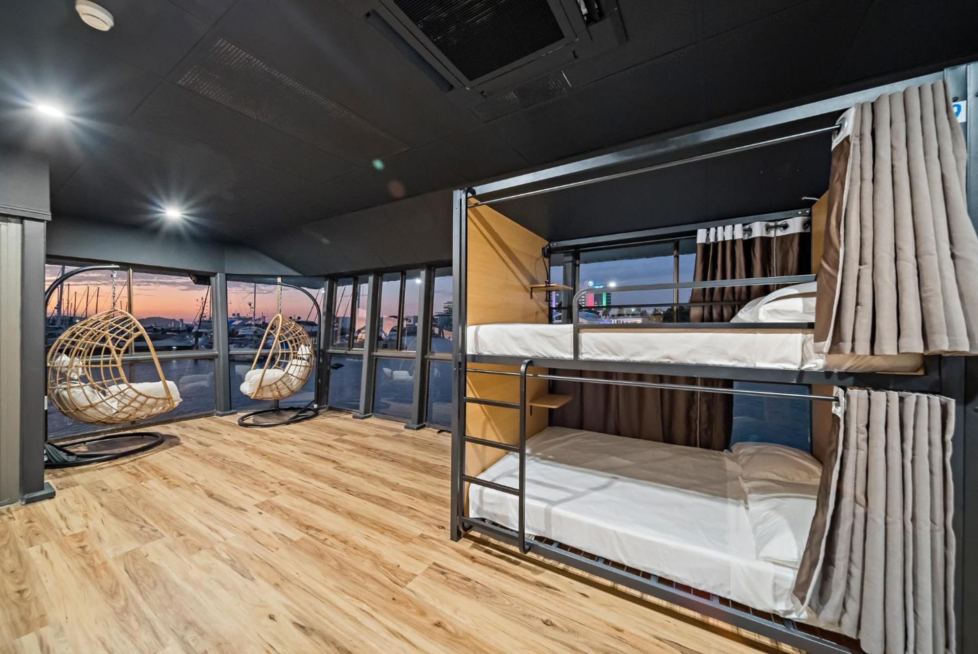 The Pier Pods On The Water- 50M From Townsville Bus Terminal And Ferry Terminal- Passport Id Requried ภายนอก รูปภาพ