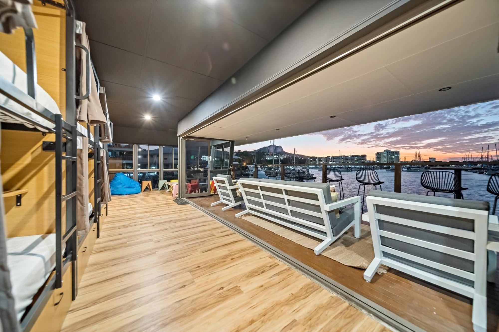 The Pier Pods On The Water- 50M From Townsville Bus Terminal And Ferry Terminal- Passport Id Requried ภายนอก รูปภาพ